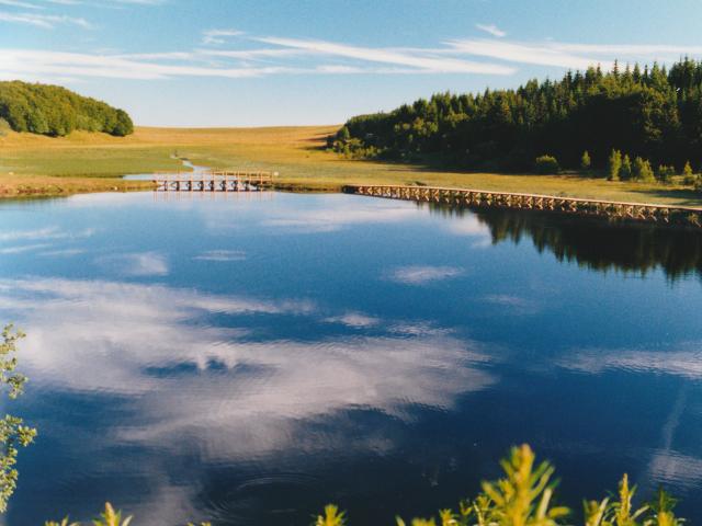 Lac de Bonnecombe sur l'Aubrac - Route des lacs. Etang de pêche à la truite du 1er mai à mi-septembre