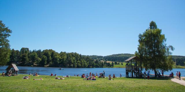 Lac du moulinet et sa plage en Aubrac