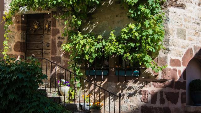 Maison en Pierre calcaire et grès rouge au centre de La canourgue 