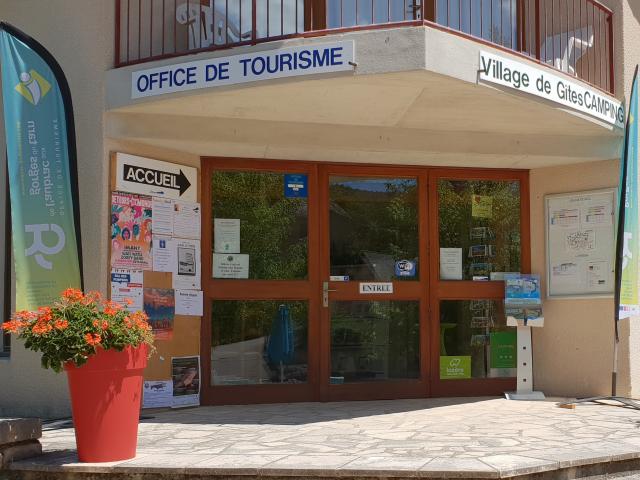 Entrée de l'office de de tourisme, du village de gîtes et camping de Chanac dans la vallée du Lot