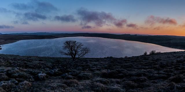 Lac Saint Andéol sur l'Aubrac sous un soleil couchant. Un des lacs sur 