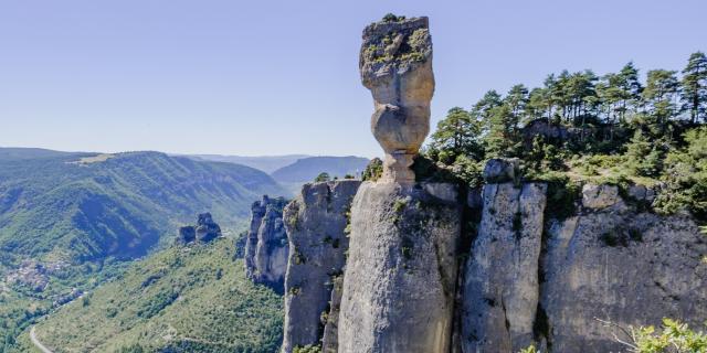 Rocher, Vase de Sèvres en surplomb des Gorges de la Jonte