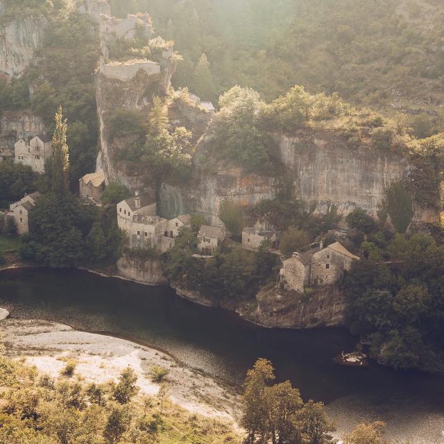 Castelbouc, hameau troglodyte au bord des Gorges du Tarn.