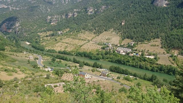 Vue du village des Vignes dans les Gorges du Tarn. Randonnée GR 736 - Canoë