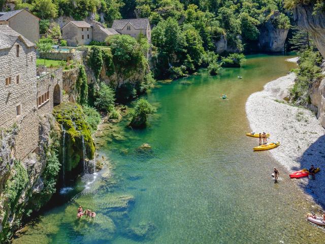 Gorges du Tarn, plage et cascade à Saint Chély du Tarn. Canoë et baignade