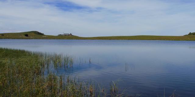 Lac de Born sur la route des lacs en lacs en Aubrac