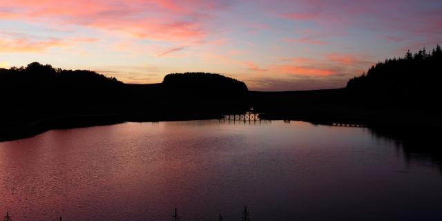 Couché de soleil au lac de Bonnecombe sur l'Aubrac