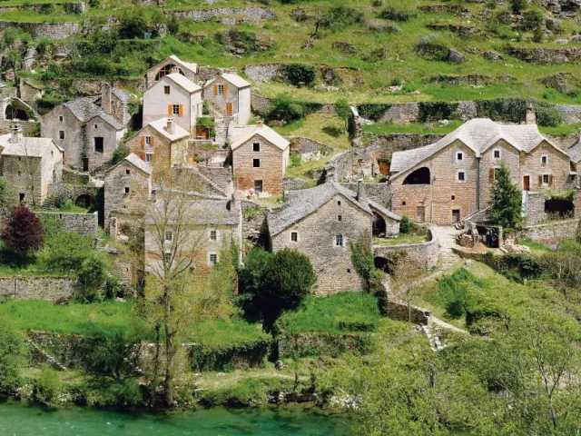 Hauterives hameau maisons pierres gorges du tarn