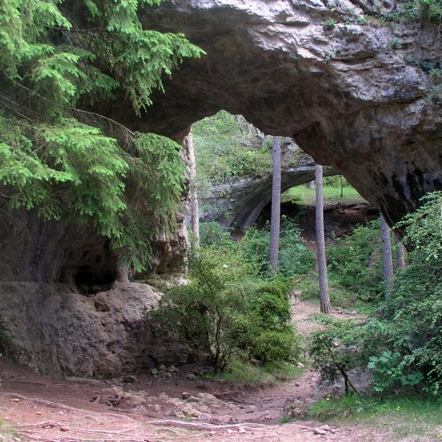 Les Arcs de Saint Pierre sur le Causse Méjean. Arche en pierre calcaire sur un circuit de randonnée 