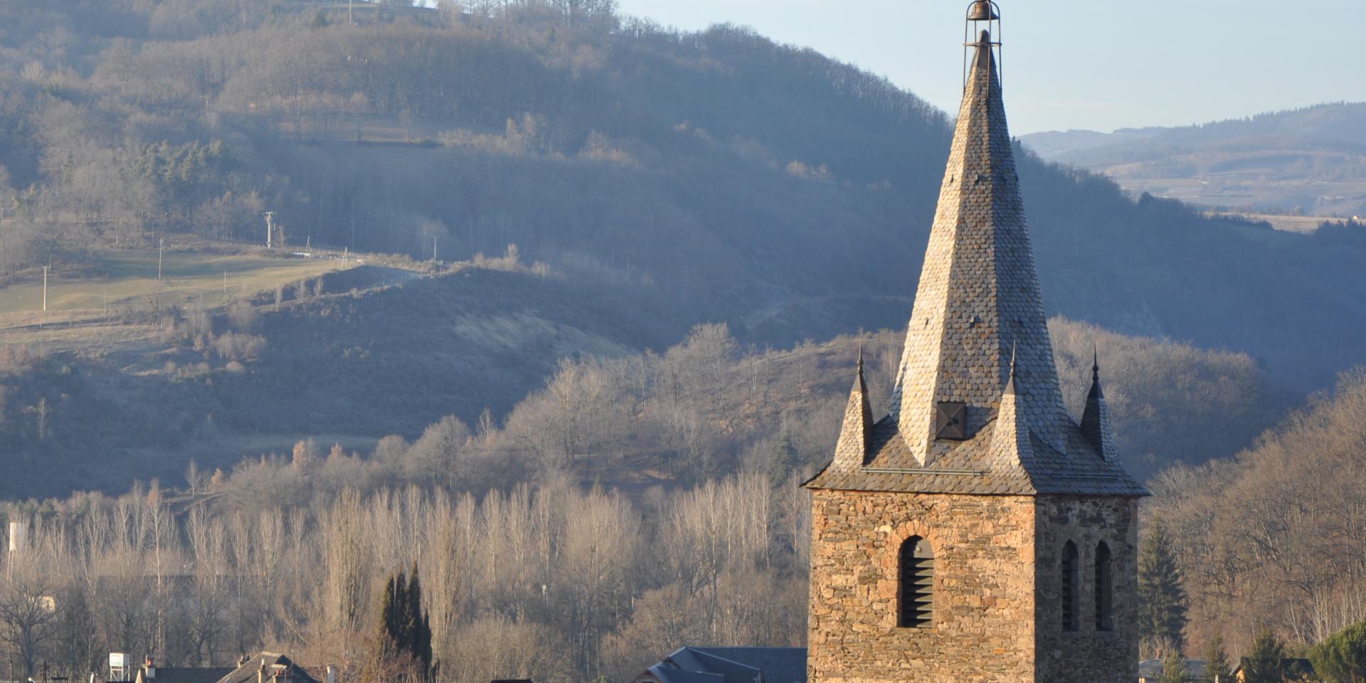 Clocher de l'église Saint Médard à Banassac. Banassac est un village limitrophe de La Canourgue. Centre majeur d’influence du pays Gabale à l’époque Gallo-Romaine, il deviendra même la deuxième ville la plus importante de Lozère derrière Javols, pendant les trois premiers siècles de notre ère. Sa prospérité est liée à l’époque aux ateliers de céramiques et de poteries sigillées.