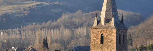 Clocher de l'église Saint Médard à Banassac. Banassac est un village limitrophe de La Canourgue. Centre majeur d’influence du pays Gabale à l’époque Gallo-Romaine, il deviendra même la deuxième ville la plus importante de Lozère derrière Javols, pendant les trois premiers siècles de notre ère. Sa prospérité est liée à l’époque aux ateliers de céramiques et de poteries sigillées.