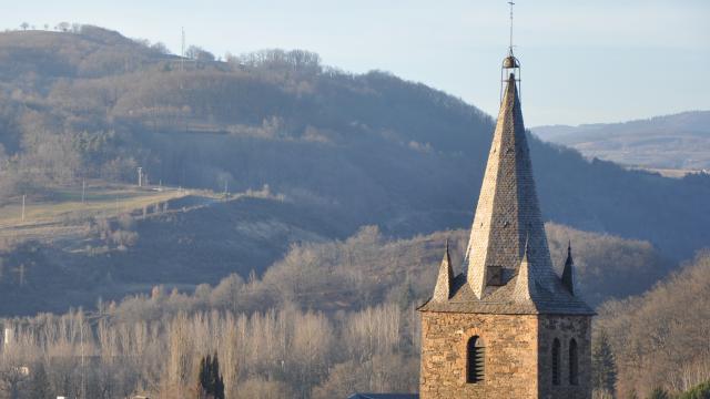 Clocher de l'église Saint Médard à Banassac. Banassac est un village limitrophe de La Canourgue. Centre majeur d’influence du pays Gabale à l’époque Gallo-Romaine, il deviendra même la deuxième ville la plus importante de Lozère derrière Javols, pendant les trois premiers siècles de notre ère. Sa prospérité est liée à l’époque aux ateliers de céramiques et de poteries sigillées.