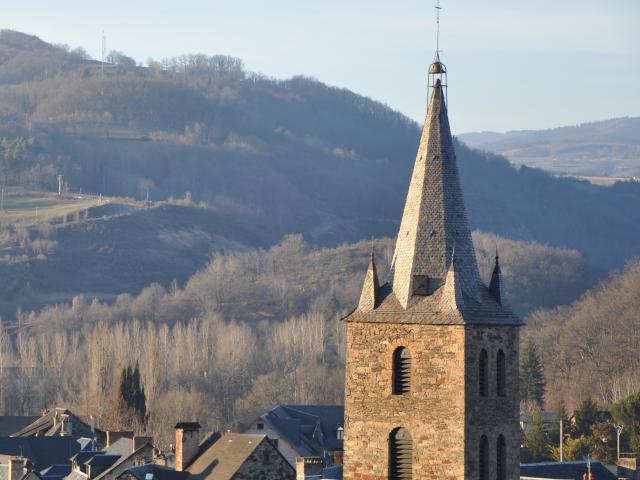 Clocher de l'église Saint Médard à Banassac. Banassac est un village limitrophe de La Canourgue. Centre majeur d’influence du pays Gabale à l’époque Gallo-Romaine, il deviendra même la deuxième ville la plus importante de Lozère derrière Javols, pendant les trois premiers siècles de notre ère. Sa prospérité est liée à l’époque aux ateliers de céramiques et de poteries sigillées.