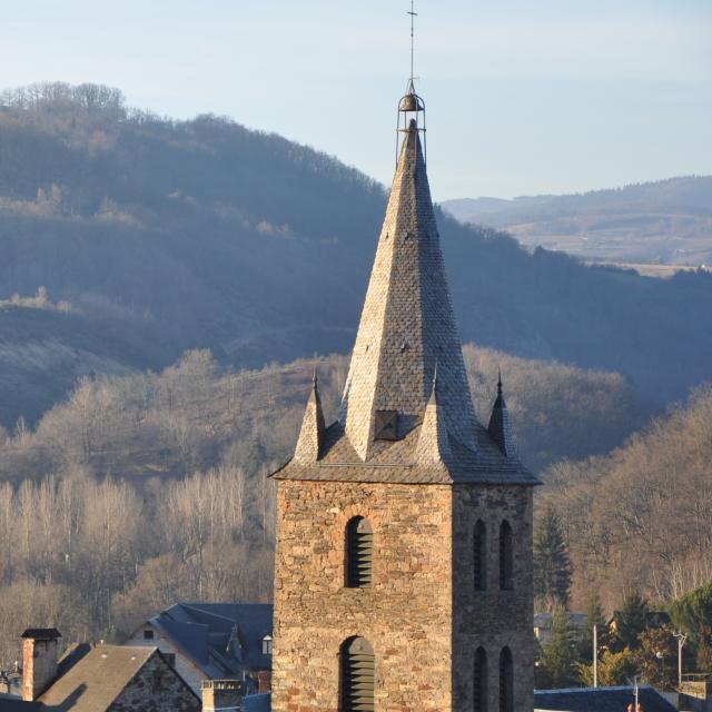 Clocher de l'église Saint Médard à Banassac. Banassac est un village limitrophe de La Canourgue. Centre majeur d’influence du pays Gabale à l’époque Gallo-Romaine, il deviendra même la deuxième ville la plus importante de Lozère derrière Javols, pendant les trois premiers siècles de notre ère. Sa prospérité est liée à l’époque aux ateliers de céramiques et de poteries sigillées.