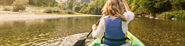 Femme sur un canoë dans les Gorges du Tarn.