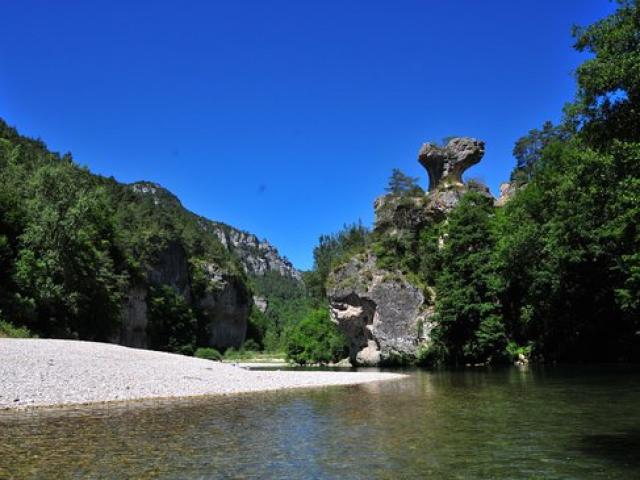 Rocher du champignon, au bord de l'eau dans les Gorges du Tarn. Descente en canoë.