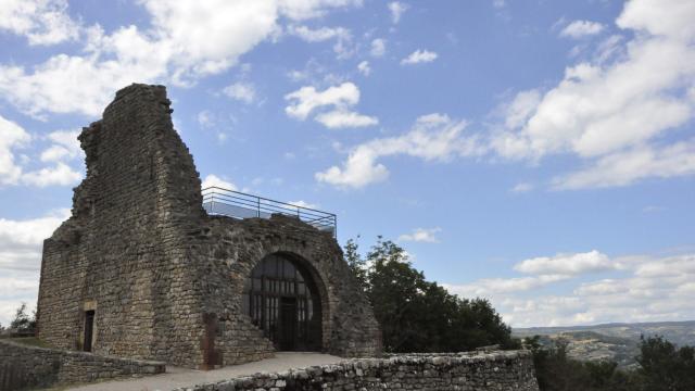 Ruines du Château de Canilhac dans la Vallée du Lot. Une salle en rez de chaussée a été restaurée.