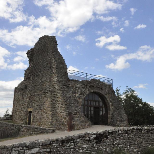 Ruines du Château de Canilhac dans la Vallée du Lot. Une salle en rez de chaussée a été restaurée.