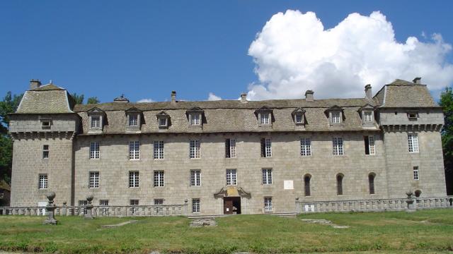 Le château de la Baume, surnommé « le Versailles du Gévaudan ». Il est situé sur l'Aubrac à 1200 mètres d'altitude, C'est un château privé, classé monument historique, du XVIIe - XVIIIe siècle.