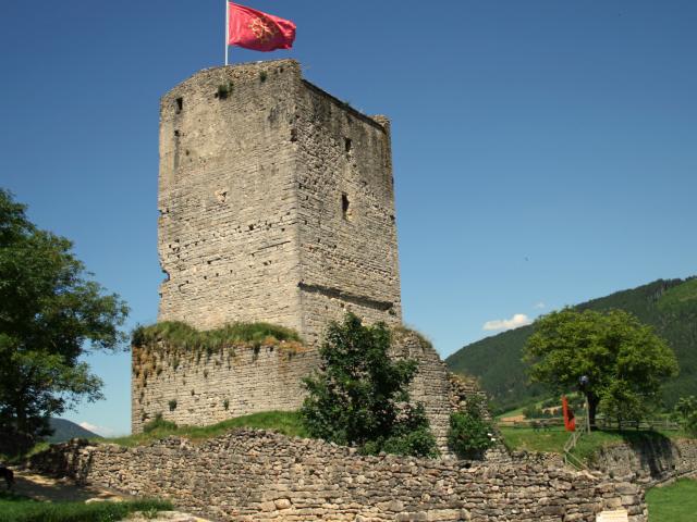 La Tour de Chanac, est un vestige du château des évêques de Mende. Visites guidées organisées en saison.