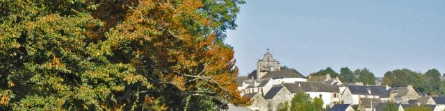 Village, son église avec un clocher peigne.