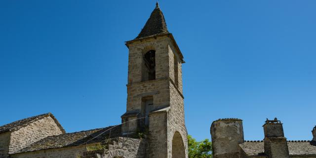 Sur l’éperon rocheux qui domine le Lot en aval de Chanac cohabitent deux agglomérations : Le Villard Vieux, premier bourg haut perché, et le « Villard Jeune », second village. Au Moyen-âge, le Villard faisait partie du mandement du Château de Chanac, possession épiscopale dont il ne reste aujourd’hui plus que le fameux donjon. Le Villard jeune naît dès le XIIIème siècle, avec la fondation du Château de Villard. A cette époque, le hameau était un avant poste fortifié qui servait à défendre le flan Ouest du domaine épiscopal et de se protéger ainsi des forces des rois capétiens siégeant à la Canourgue, Chirac et Marvejols. Endommagé pendant les guerres de religion, le Villard est alors délaissé au profit de Chanac. Le hameau décline ainsi progressivement jusqu'à son abandon total au XVIIIème siècle. Dans les années 1980, les remparts, son église, sa porte fortifiée et certaines de ces maisons furent restaurée avec le concours de l’Etat, et de collectivités territoriale dont la commune de Chanac, par le biais d’un chantier école. L’ensemble rénové constitue un exemple typique de forteresse épiscopale du Moyen-âge. Il est accessible en permanence et se visite librement.