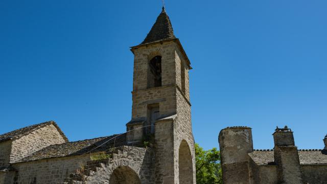 Sur l’éperon rocheux qui domine le Lot en aval de Chanac cohabitent deux agglomérations : Le Villard Vieux, premier bourg haut perché, et le « Villard Jeune », second village. Au Moyen-âge, le Villard faisait partie du mandement du Château de Chanac, possession épiscopale dont il ne reste aujourd’hui plus que le fameux donjon. Le Villard jeune naît dès le XIIIème siècle, avec la fondation du Château de Villard. A cette époque, le hameau était un avant poste fortifié qui servait à défendre le flan Ouest du domaine épiscopal et de se protéger ainsi des forces des rois capétiens siégeant à la Canourgue, Chirac et Marvejols. Endommagé pendant les guerres de religion, le Villard est alors délaissé au profit de Chanac. Le hameau décline ainsi progressivement jusqu'à son abandon total au XVIIIème siècle. Dans les années 1980, les remparts, son église, sa porte fortifiée et certaines de ces maisons furent restaurée avec le concours de l’Etat, et de collectivités territoriale dont la commune de Chanac, par le biais d’un chantier école. L’ensemble rénové constitue un exemple typique de forteresse épiscopale du Moyen-âge. Il est accessible en permanence et se visite librement.