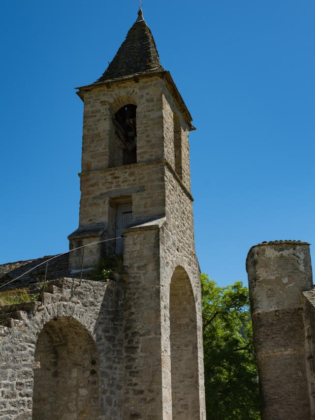 On the rocky spur that dominates the Lot downstream from Chanac, two settlements coexist: Le Villard Vieux, the first high-perched village, and Le Villard Jeune, the second. In the Middle Ages, Villard was part of the mandement of Château de Chanac, an episcopal possession of which all that remains today is the famous keep. Le Villard jeune dates back to the 13th century, with the founding of Château de Villard. At that time, the hamlet was a fortified outpost used to defend the western flank of the episcopal domain from the forces of the Capetian kings based at La Canourgue, Chirac and Marvejols. Damaged during the Wars of Religion, Villard was abandoned in favor of Chanac. The hamlet gradually declined until it was completely abandoned in the 18th century. In the 1980s, the ramparts, the church, the fortified gate and some of the houses were restored with the help of the French government and local authorities, including the commune of Chanac. The renovated complex is a typical example of a medieval episcopal fortress. It is open to visitors at all times.