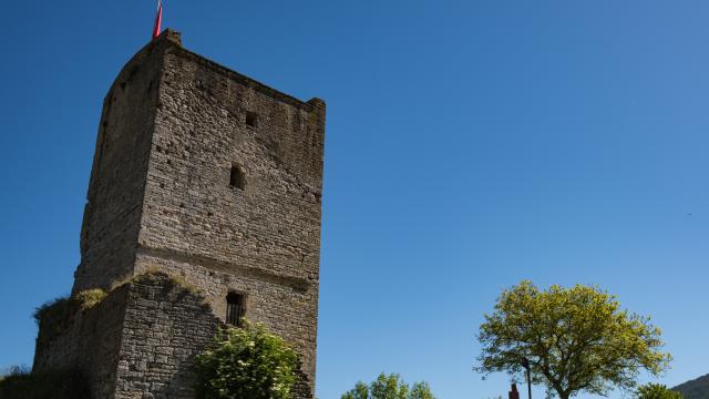 La Tour de Chanac, vestige du château des évêques de Mende; Vallée du Lot