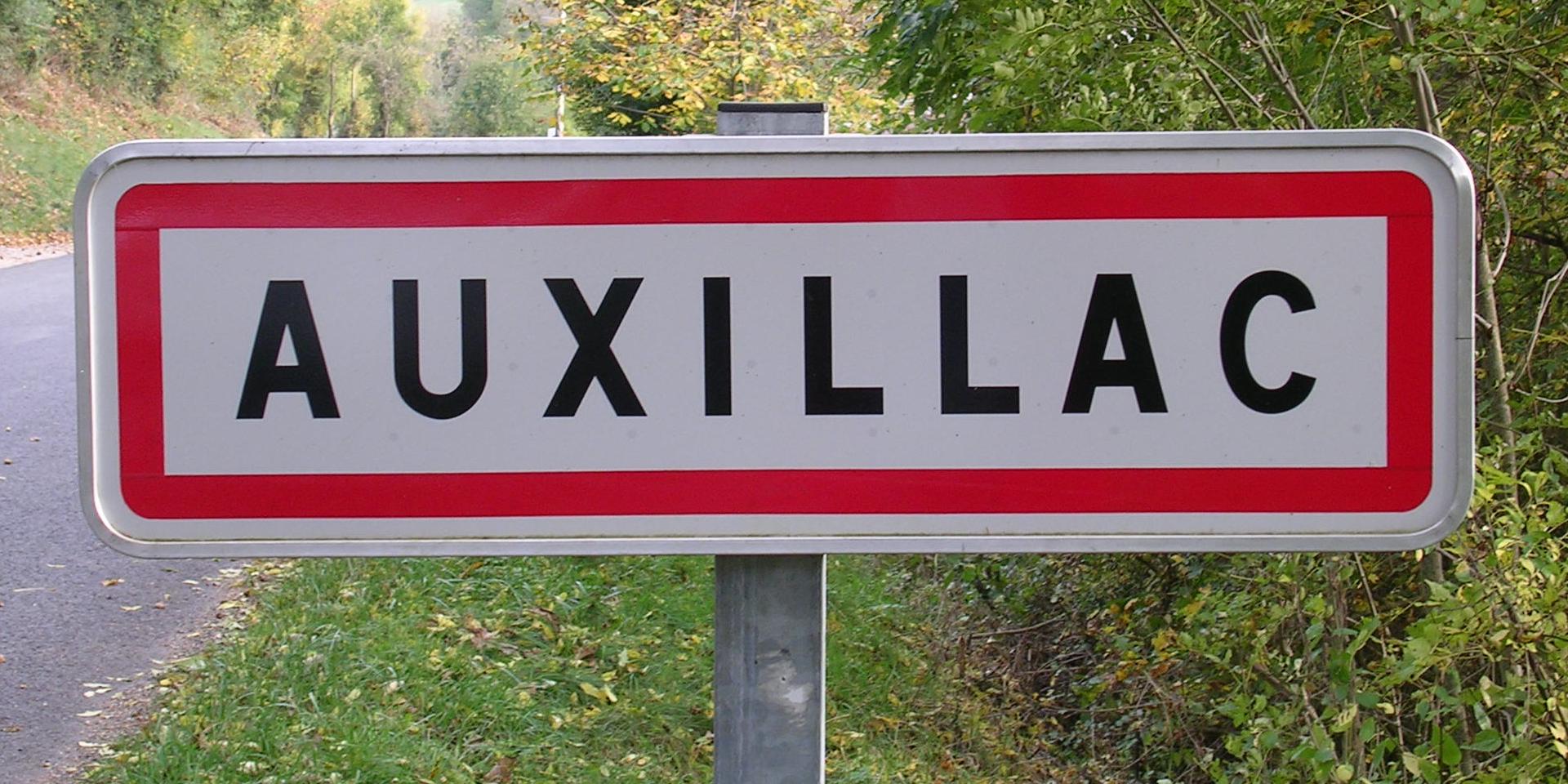 Panneau signalétique d'Auxillac dans la Vallée du Lot.