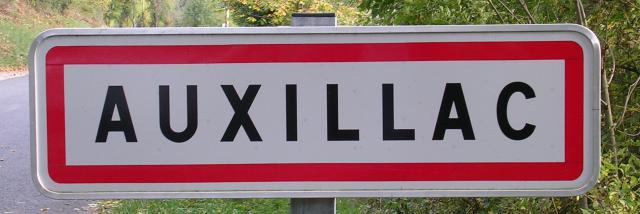 Panneau signalétique d'Auxillac dans la Vallée du Lot.