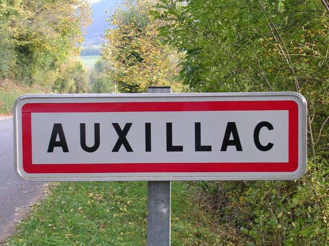 Panneau signalétique d'Auxillac dans la Vallée du Lot.