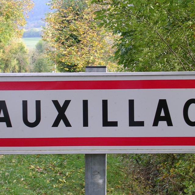 Panneau signalétique d'Auxillac dans la Vallée du Lot.