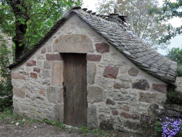 Four à pain restauré en pierre calcaire et grès, toiture en lauzes - Patrimoine du Causse de Sauveterre