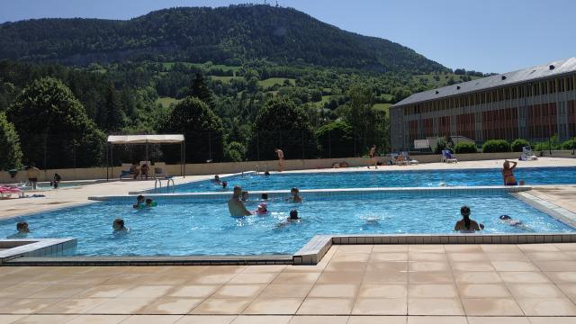 La Canourgue swimming pool open in July and August