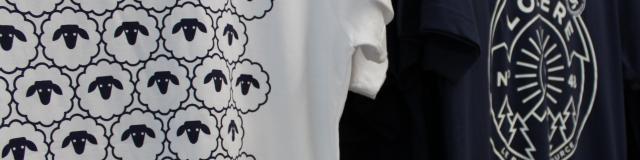 Tee-shirt de Lozère avec des moutons en blanc et bleur marine