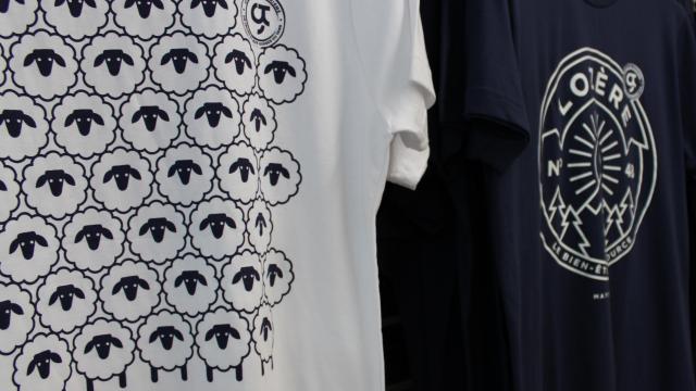 Tee-shirt de Lozère avec des moutons en blanc et bleur marine