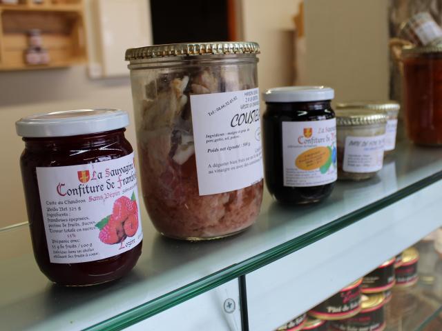 Produits artisanaux en vente en boutique au point Sublime, confiture, pâté et autres charcuteries en conserves