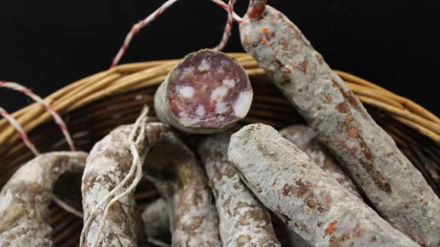 Charcutérie locale - saucisse et saucisson secs de fabrication artisanale