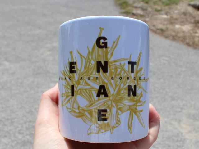 Mug avec une gentiane, souvenir d'Aubrac