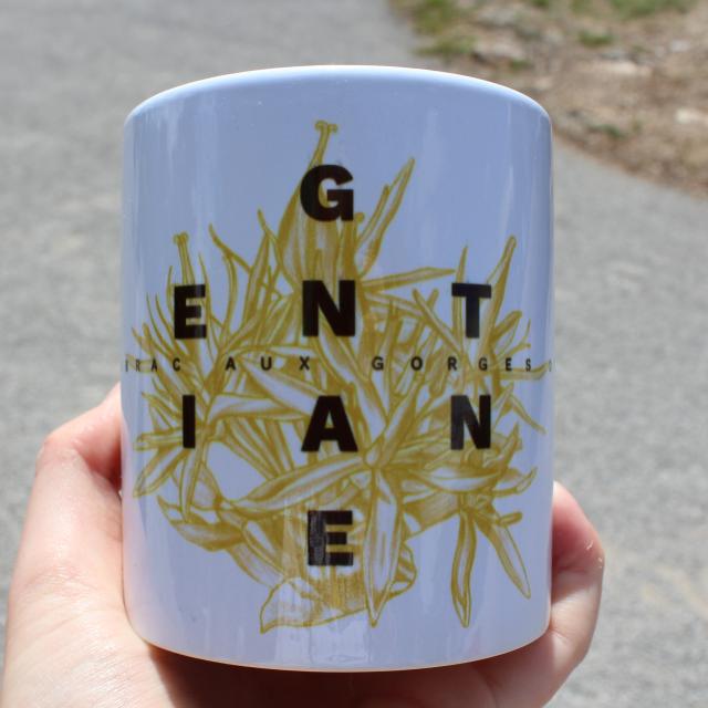 Mug avec une gentiane, souvenir d'Aubrac