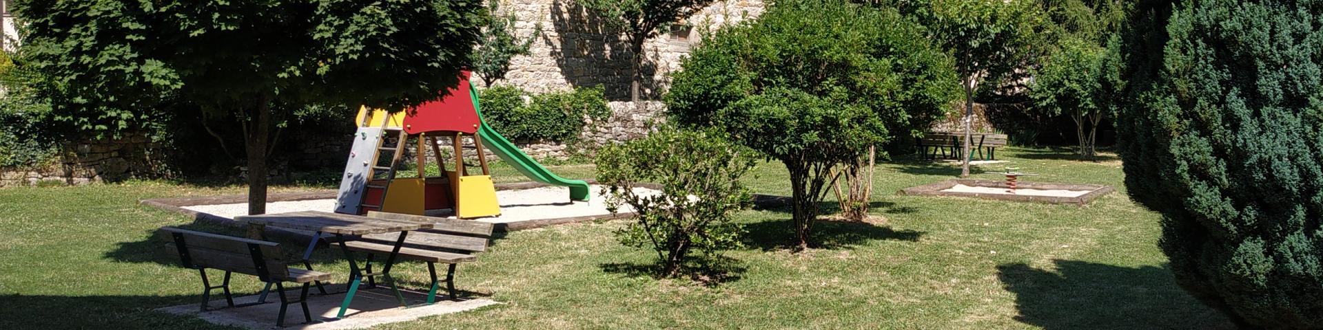 Aire jeux et de pique - nique à La Canourgue en rue neuve au bord de l'Urugne