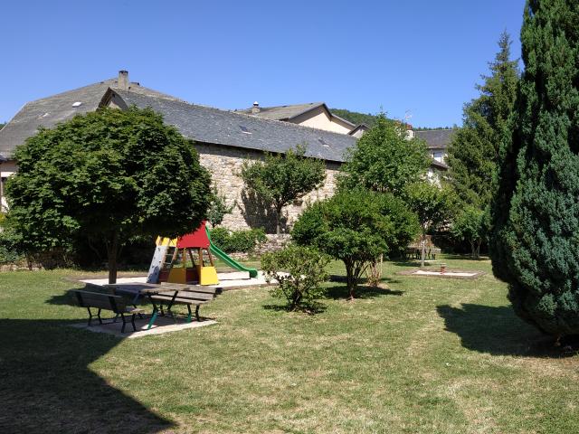 Aire jeux et de pique - nique à La Canourgue en rue neuve au bord de l'Urugne