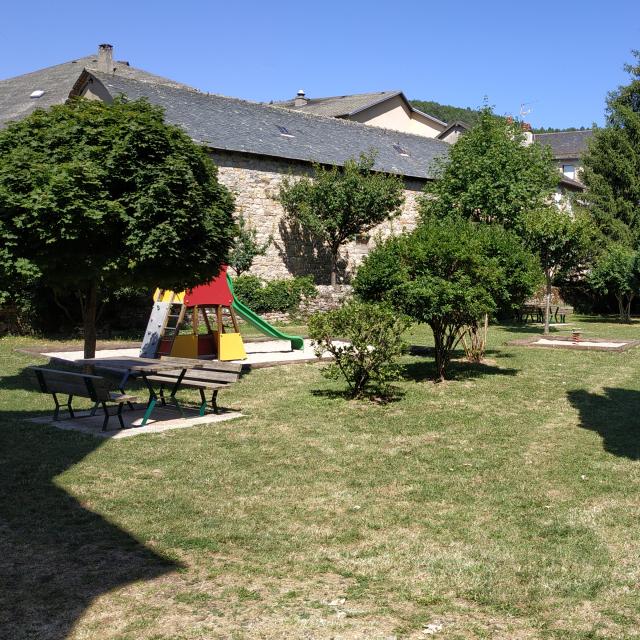 Aire jeux et de pique - nique à La Canourgue en rue neuve au bord de l'Urugne