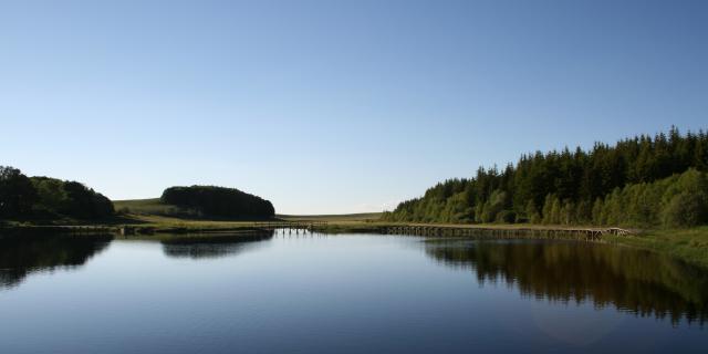 Etang de Bonnecombe sur le plateau de l'Aubrac.