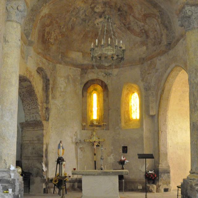 Intérieur de l'église de La Capelle sur le Causse de sauveterre