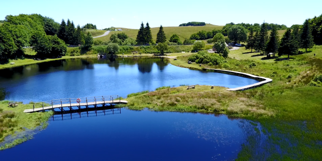 Lac de Bonnecombe sur l'Aubrac - Route des lacs. Etang de pêche à la truite du 1er mai à mi-septembre