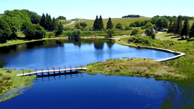 Lac de Bonnecombe sur l'Aubrac - Route des lacs. Etang de pêche à la truite du 1er mai à mi-septembre