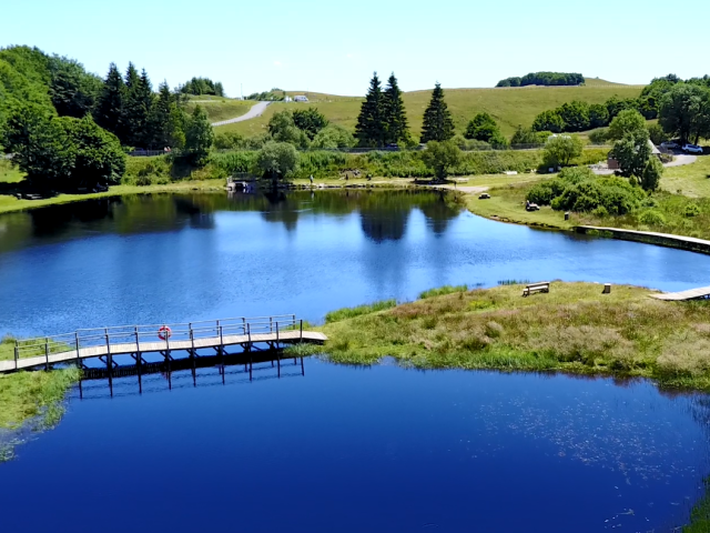 Lac de Bonnecombe sur l'Aubrac - Route des lacs. Etang de pêche à la truite du 1er mai à mi-septembre