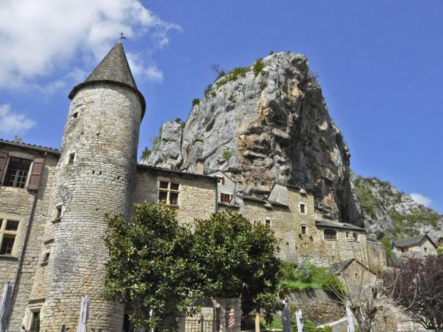 La Malène et son Château de Montesquiou et rocher de la Barre dans les Gorges du Tarn